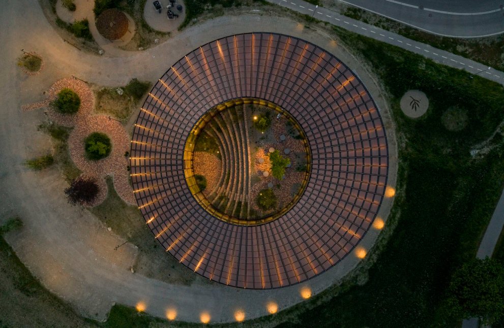 Vue aérienne de nuit de la toiture photovoltaïque circulaire du siège DYMAK