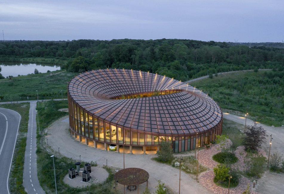 Vue aérienne du siège DYMAK et de sa toiture photovoltaïque cuivre rouge